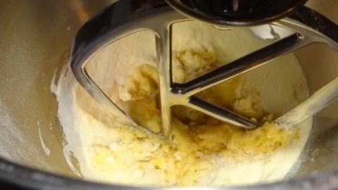 如何用厨房辅助搅拌机制作馄饨面团1