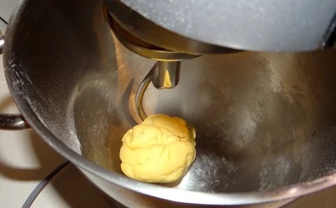 我可以用搅拌机和面团钩做新鲜的意大利面吗