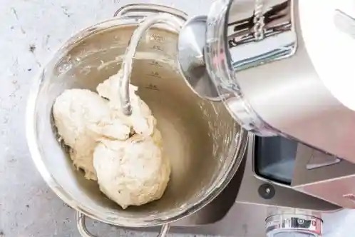 如何用立式搅拌机揉面包面团